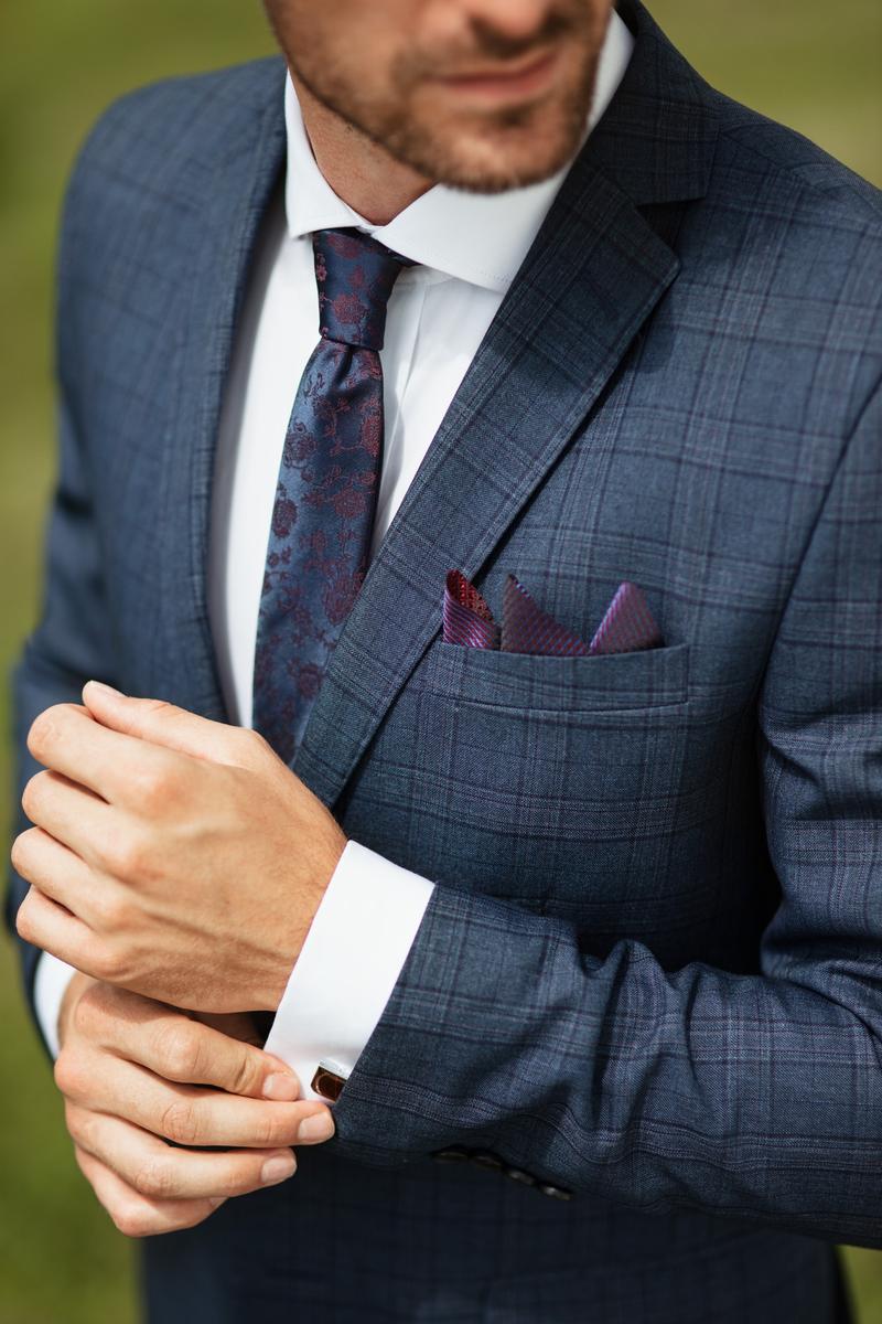 Krawat do jasnoniebieskiego garnituru