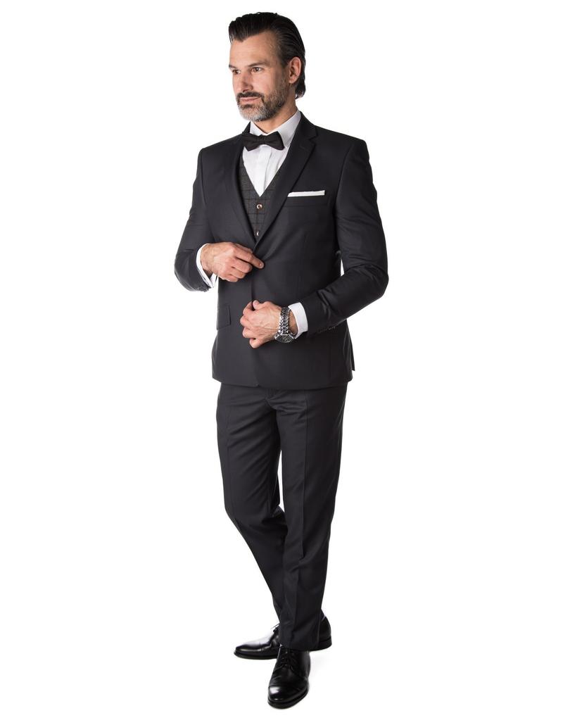 Stylizacje z grafitowym garniturem na różne okazje