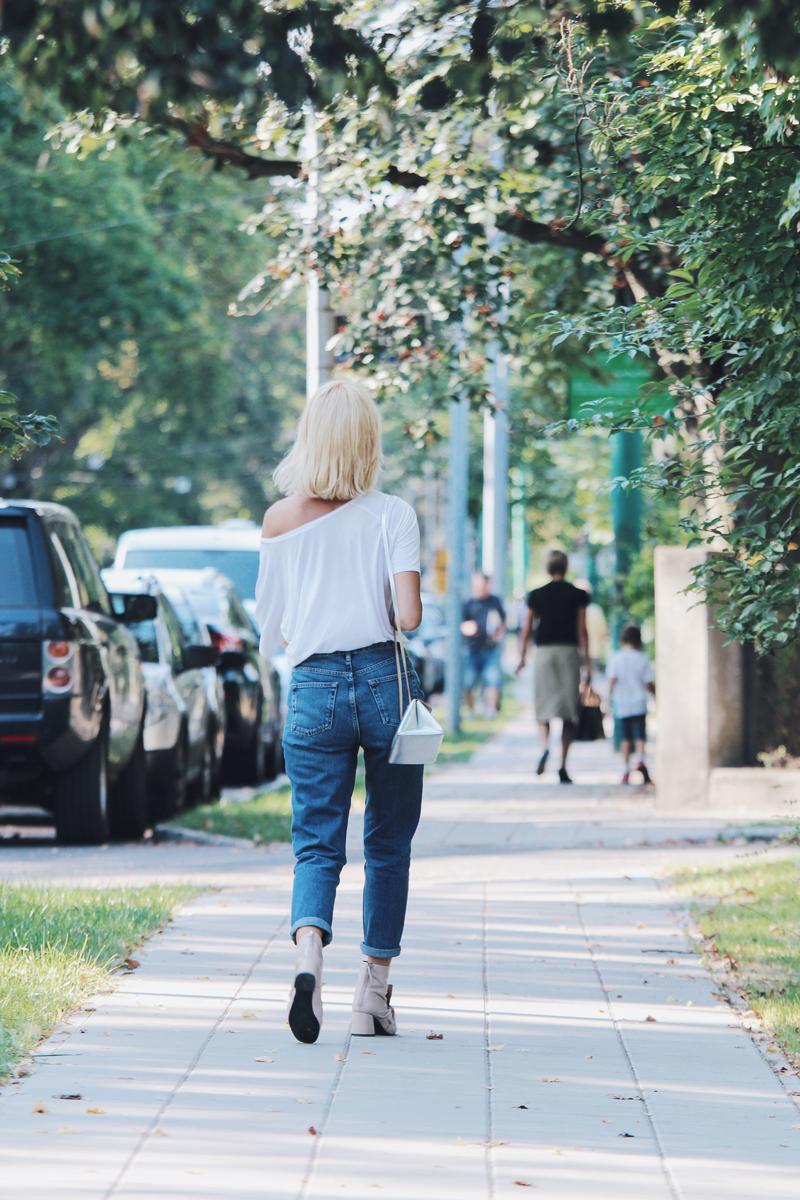 Stylizacje z mom fit na każdą okazję