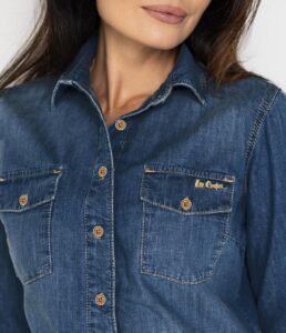 Jak nosić jeansową koszulę? Odkryj praktyczne inspiracje!