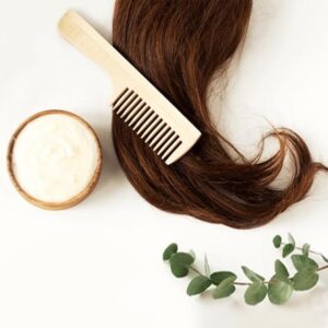 Sekrety pielęgnacji: Jak dbać o długie włosy męskie w prosty sposób