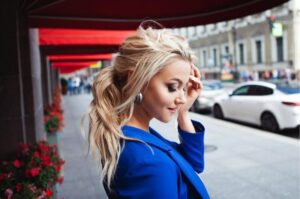 Stylowe połączenia: jaka bluzka do błękitnej marynarki będzie najlepsza?