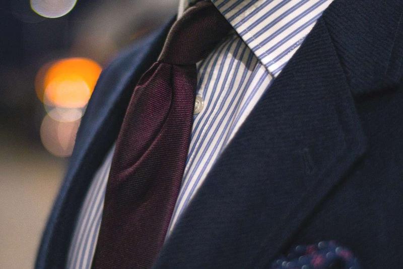 Sztuka dobierania krawata do koszuli w paski – praktyczne porady dla eleganckiego wyglądu