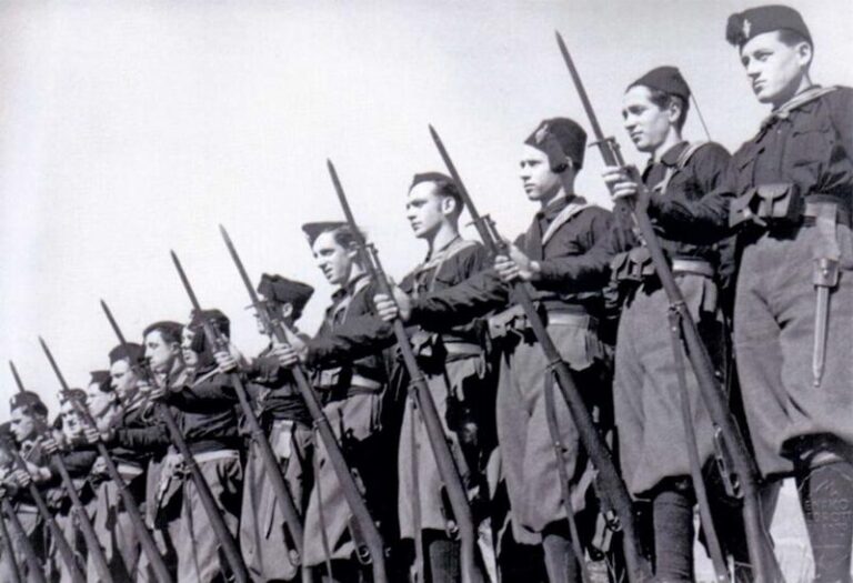 Czarne koszule – tajemnice i znaczenie symbolu w historii fascynujących ideologii