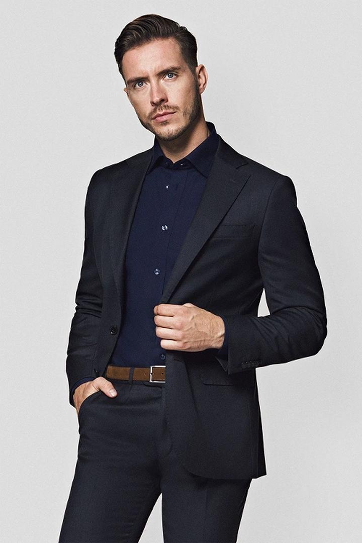 Dodatki do koszuli i granatowych spodni