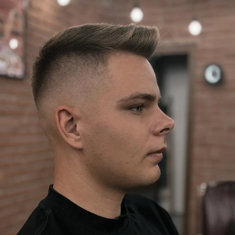 Fryzury męskie na zakola