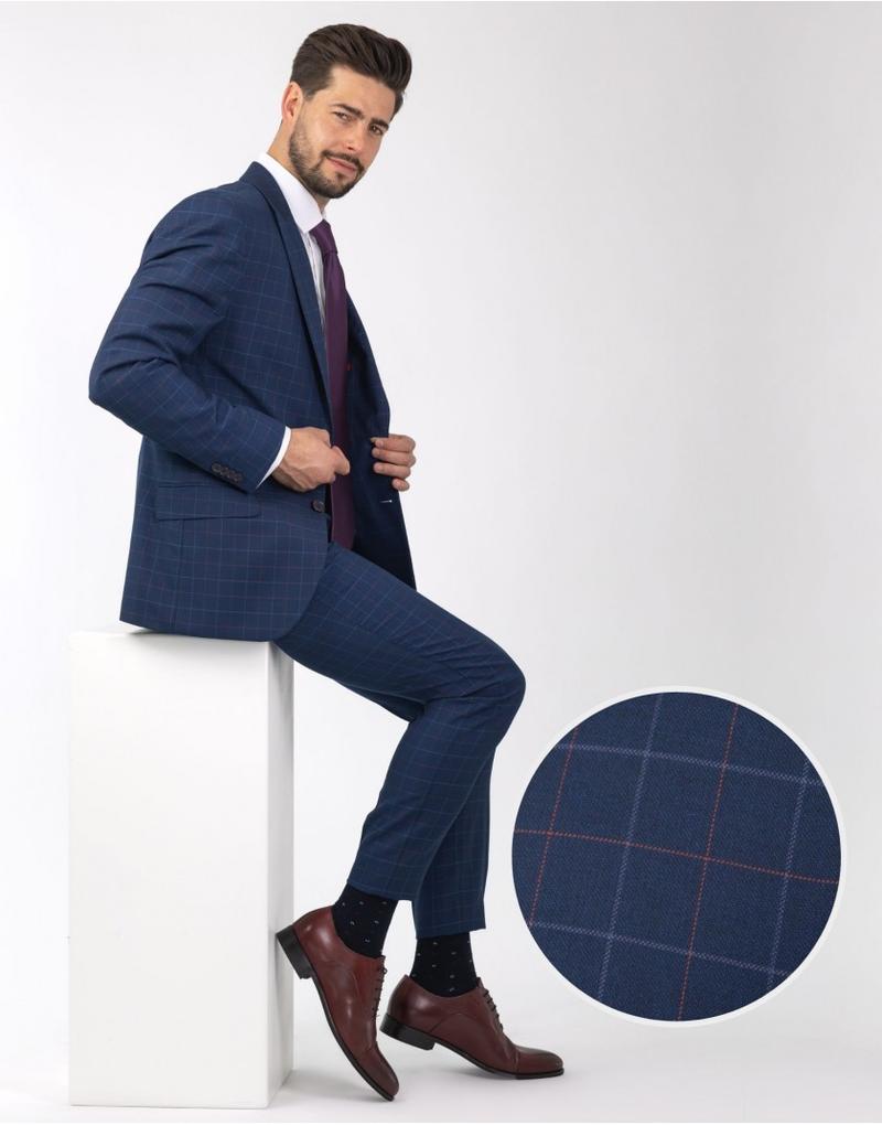 Odważne połączenia skarpetek i garnituru