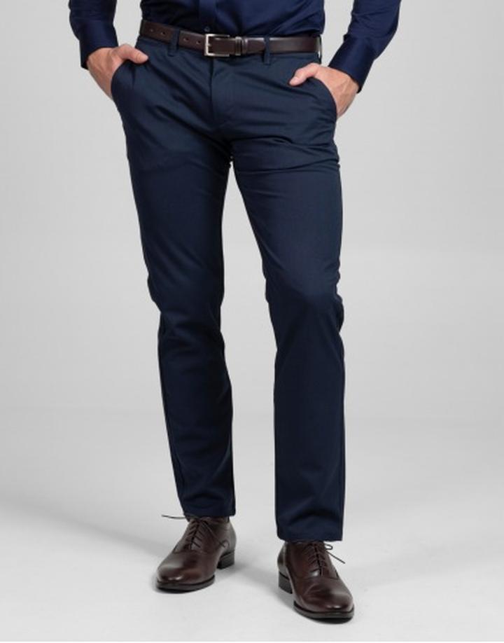 Stylizacje męskie z granatowymi spodniami