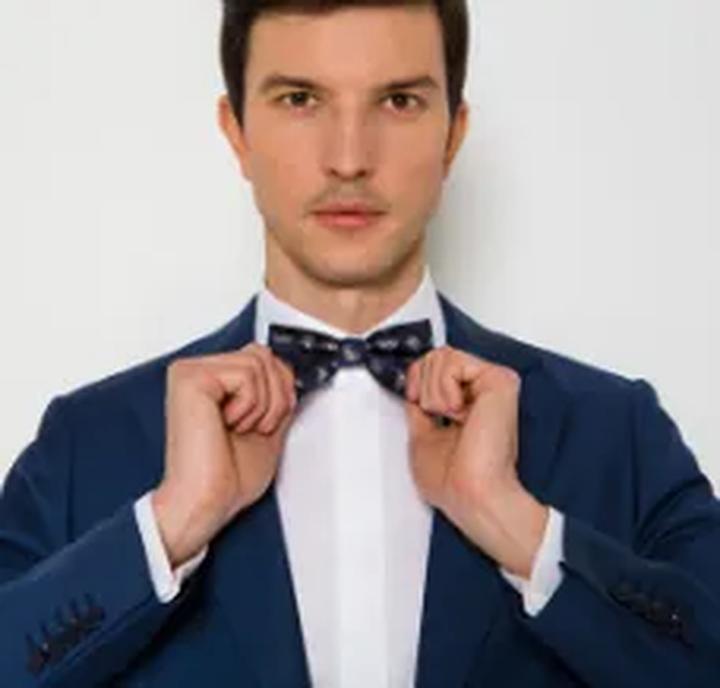 Jak dobrać kolor muchy do garnituru, aby zachwycić?