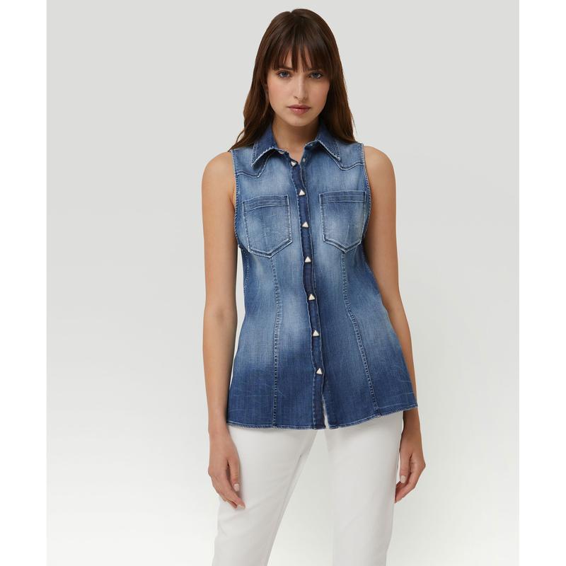 Jak stylowo nosić koszulę bez rękawów w różnych stylizacjach?