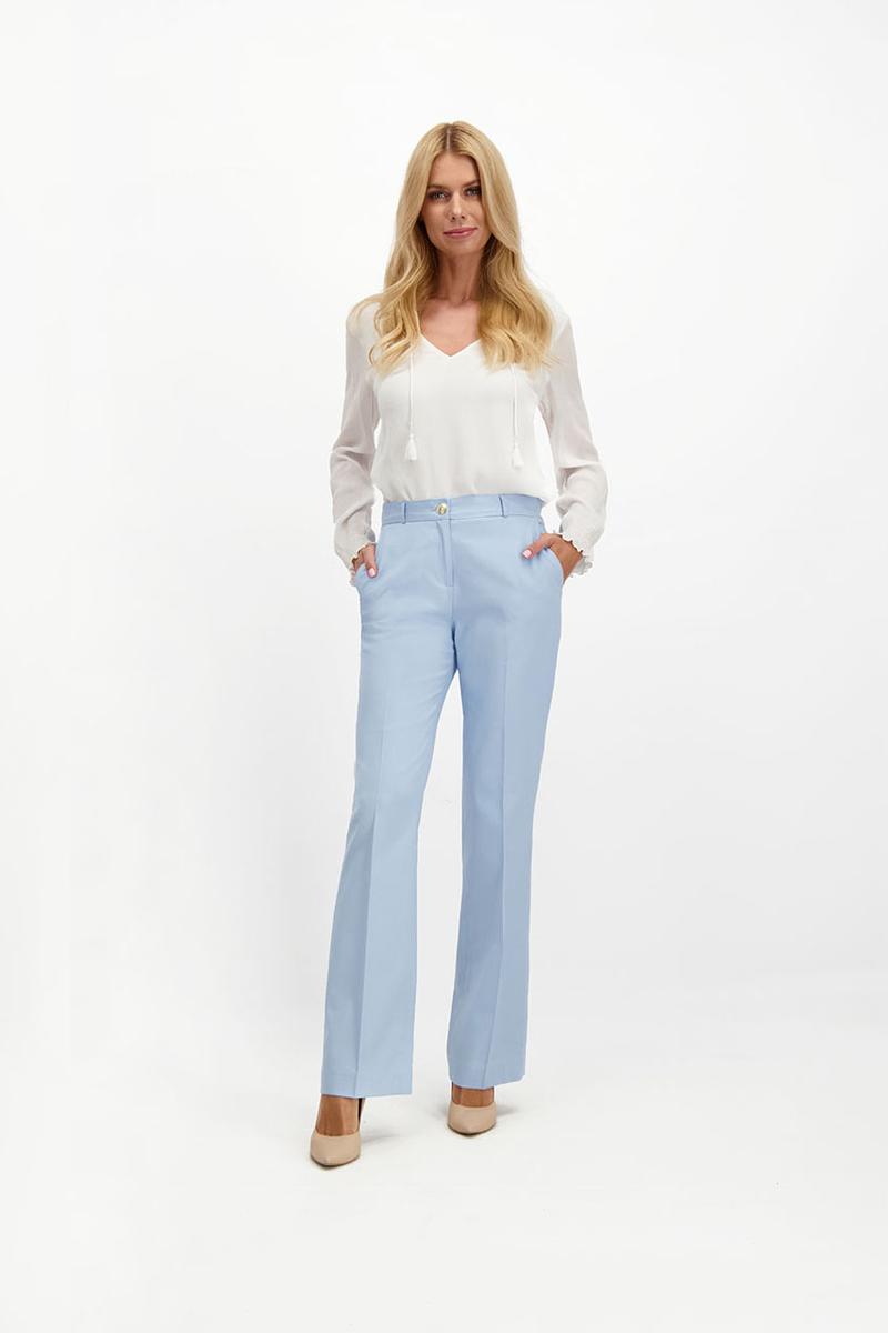 Jak dobrać koszulę do błękitnych spodni