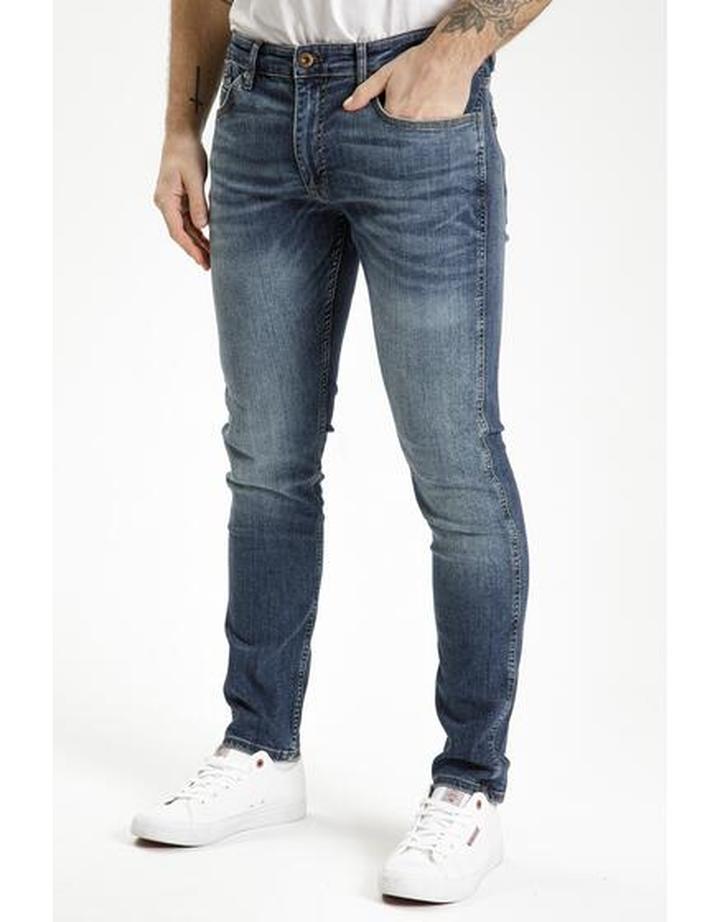 Męskie stylizacje z jeansami