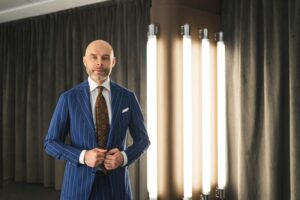 Czy można nosić garnitur w pracy? Oto kilka praktycznych wskazówek