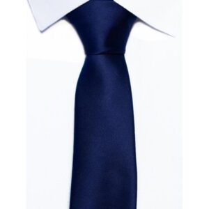 Idealny krawat do granatowego garnituru w kratkę – jakie kolory i wzory wybrać?