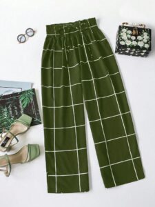 Jak modnie przyciąć nogawki spodni, aby odświeżyć swoją garderobę?