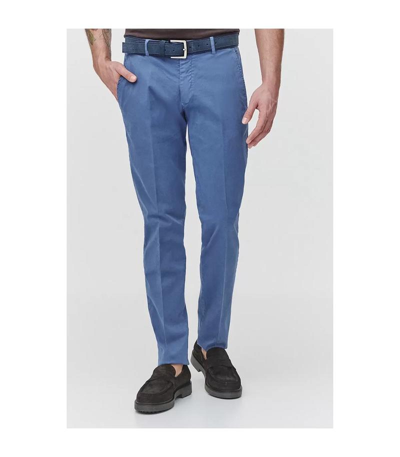 Jakie koszule najlepiej komponują się z błękitnymi spodniami?