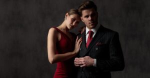 Krawat a sukienka – czy kolor ma znaczenie?