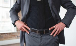 Stylowy przewodnik: jak dobrać pasek do garnituru, by wyglądać doskonale