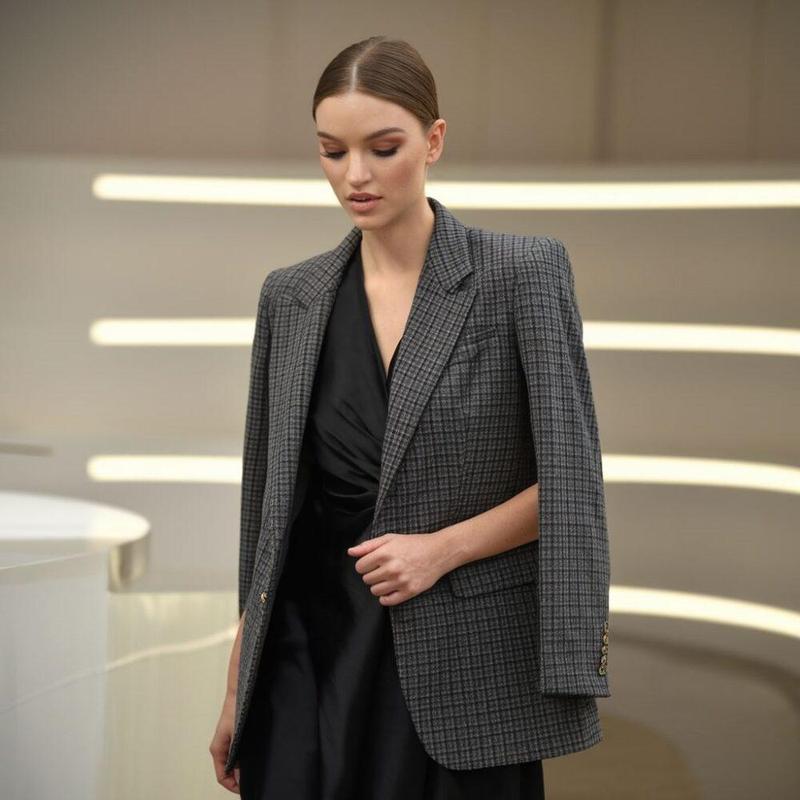 Idealne połączenia, czyli jaki kolor marynarki do czarnej sukienki?