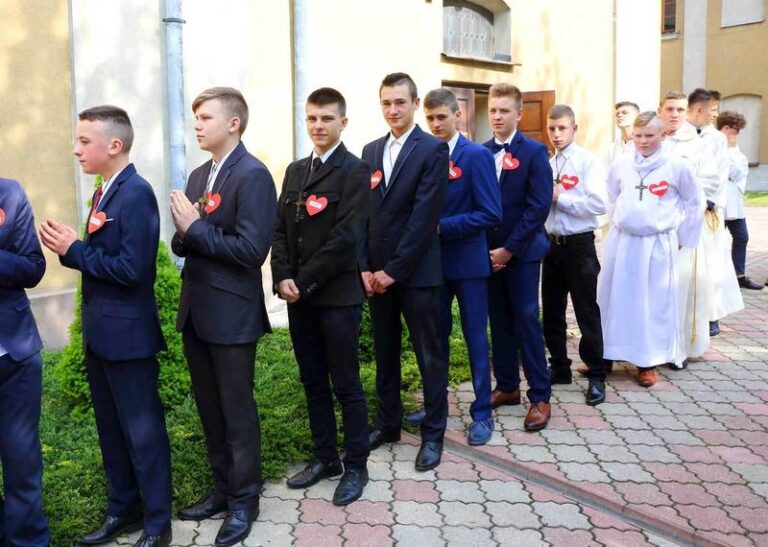 Jak wybrać idealny kolor garnituru do bierzmowania?