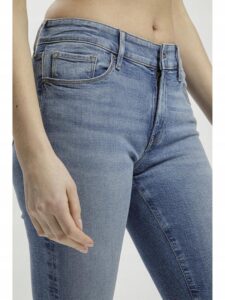 Jakie stylowe zestawienia wybrać do spodni z wysokim stanem?