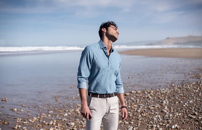 Kiedy koszula w spodnie? Oto zasady, które warto znać!