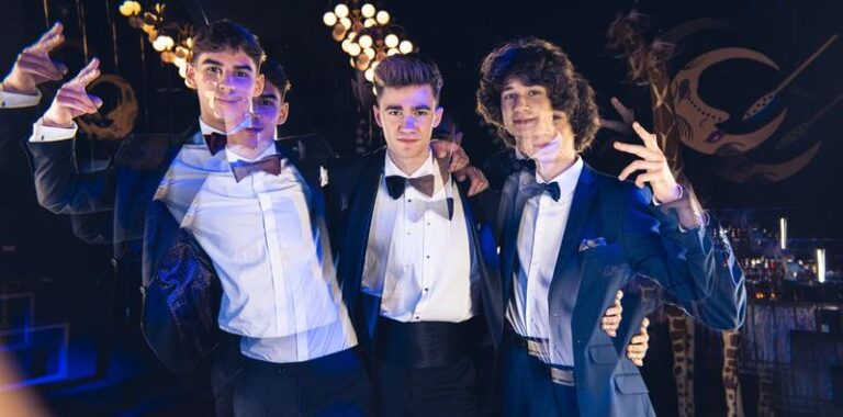 Modne garnitury 2026 – odkryj trendy, które podbiją świat mody