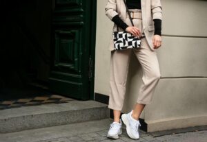 Stylowe połączenia: jaka bluzka idealnie pasuje do beżowych spodni?