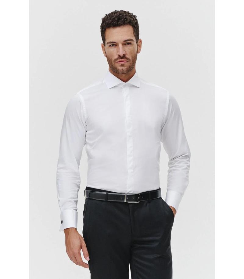 Biała koszula w spodniach – styl, który zawsze się obroni