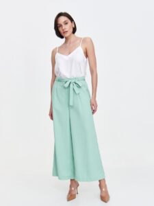 Jak stylowo łączyć elementy garderoby z miętowymi spodniami?