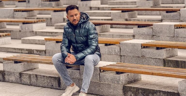 Jakie spodnie do płaszcza wybrać, by wyglądać stylowo?
